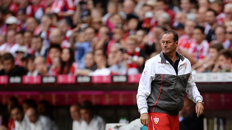 Huub Stevens trainiert bereits fünf Fußball-Bundesligisten: Beim VfB Stuttgart saß er bereits im Frühjahr 2014 auf der Trainerbank und rettete den Verein vor dem drohenden Abschied.