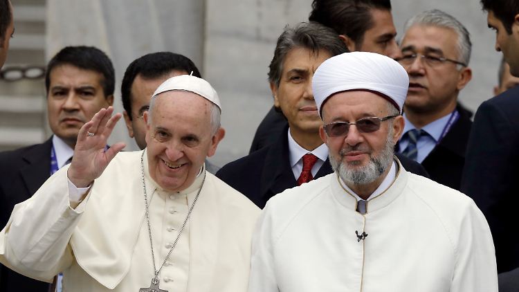 Franziskus (l.) wurde von Mufti Rahmi Yaran in der Blauen Moschee begrüßt.