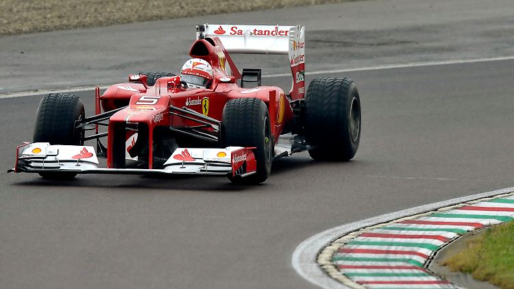 Unverkennbar: Sebastian Vettel bei seiner ersten Ausfahrt im Ferrari.