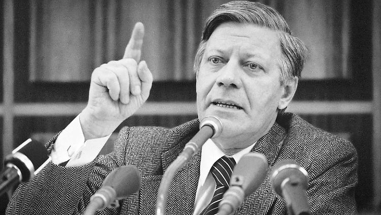Zwischen 1974 und 1982 deutscher Bundeskanzler: Helmut Schmidt.