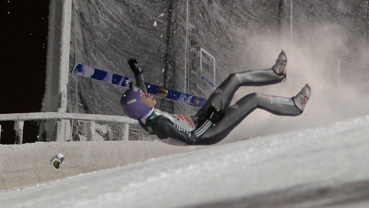 Mit dem Rücken zuerst prallte Andreas Wellinger auf den Sprunghang.