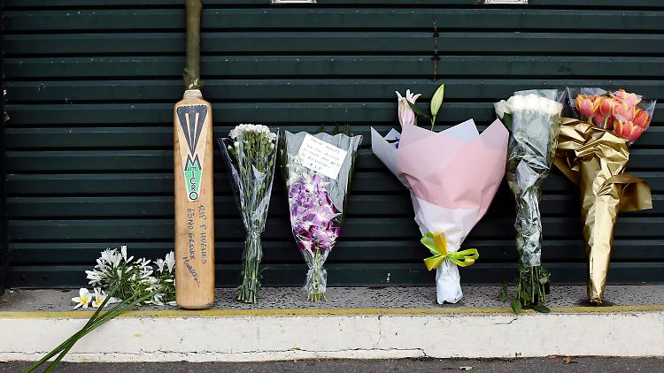 Abschied von Philipp Hughes: In Australien stellten viele Spieler ihre Schläger in Gedenken an den verunglückten Kricket-Spieler vor ihre Tür.
