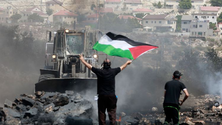 Ein Palästinenser protestiert nach Auseinandersetzungen mit der israelischen Armee.