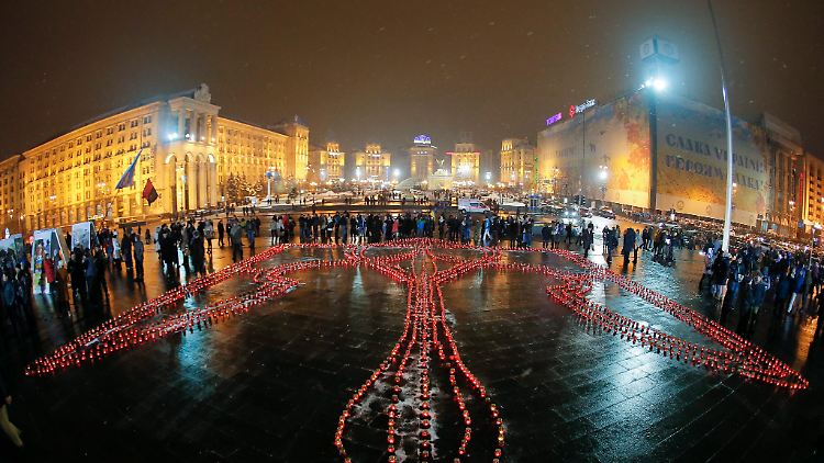 Während im Osten weiter Kämpfe toben, versammeln sich Tausende zum Gedenken auf dem Maidan
