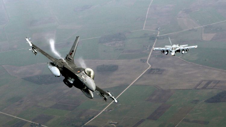 Nato-Flieger bei einer Übung: Das Verteidigungsbündnis ist in den Augen Poroschenkos ein Sicherheitsgarant.