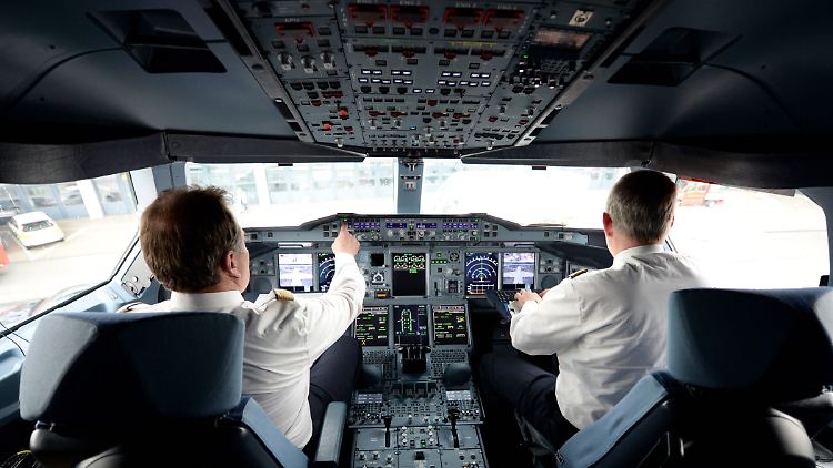 "Das Ziel ist, dass die Maschinen am Mittwochmorgen am richtigen Ort positioniert sind": Blick ins Cockpit einer A380 der Deutschen Lufthansa.