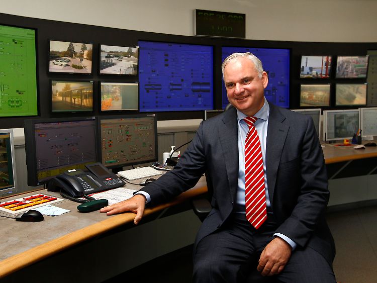 Das ist der Mann, der Eon in eine neue Richtung drückt: Johannes Teyssen, hier im Schaltraum eines Gaskraftwerks bei Ingolstadt.