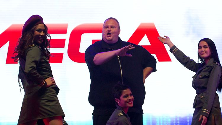 Tanzeinlage zum Start von "Mega": Kim Dotcom (M.) muss vorerst zuhause bleiben (Archivbild).