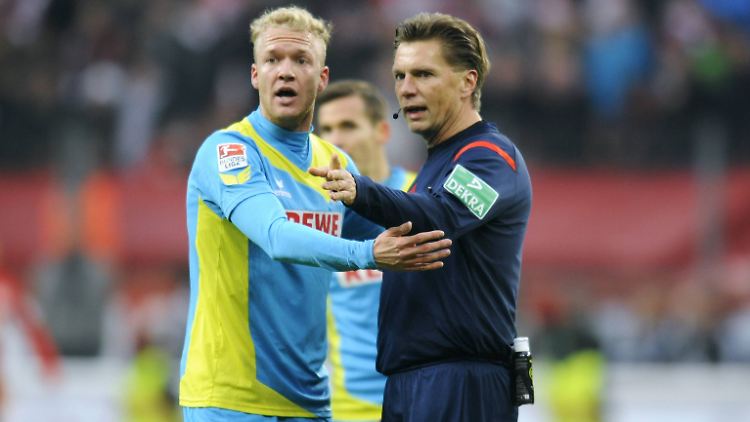 Aber Schiedsrichter, das war doch ein Elfmeter: Kölns Kevin Vogt beschwert sich bei Thorsten Kinhöfer.