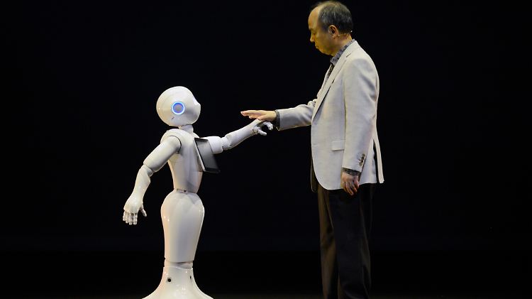 Erste Karrierestufe Verkäufer: Der hoch entwickelte Roboter Pepper kann kommunizieren und lernen.