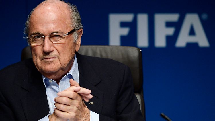 Joseph Blatter ist der Pate der Fifa. Trotzdem dürfte er nicht unerfreut sein über die neuen Vorwürfe, weil sie seinen ärgsten Widersacher Platini betreffen.