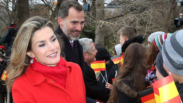 Letizia und Felipe VI. frieren beim Händeschütteln im Park von Schloss Bellevue.