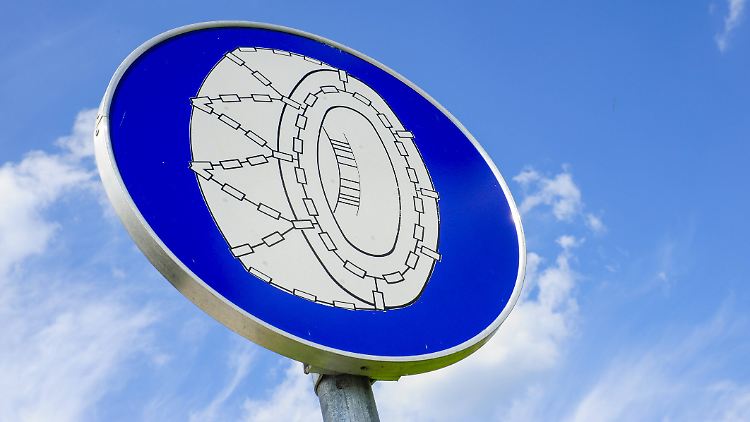 Ab diesem Verkehrsschild müssen alle mehrspurigen Kraftfahrzeuge (auch Allradfahrzeuge) Schneeketten haben.