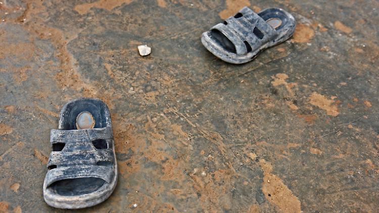 Das muss man sich als typisches Winterschuhwerk von Kindern vorstellen, die in den Gebirgslagern ausharren.