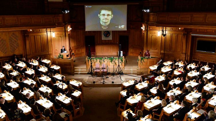2014-12-01T165122Z_452250087_GM1EAC201X501_RTRMADP_3_SWEDEN-SNOWDEN.JPG4573247104178285874.jpg