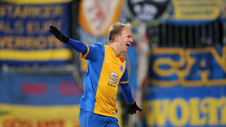 Havard Nielsen jubelt nach seinem Treffer für Braunschweig