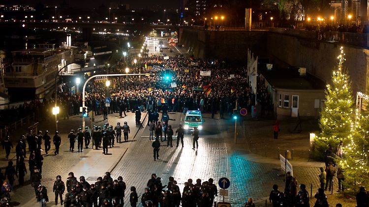 "Patriotische Europäer gegen die Islamisierung des Abendlandes": Die Teilnehmer der Pegida-Kundgebung müssen auf dem Dresdner Terrassenufer umkehren.
