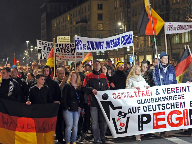 Viel Schwarz-Rot-Gold und ein Schuss Revolutionsromantik von 1989: Pegida vereint eine bunte Mischung.