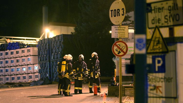 Rettungskräfte vor dem Gelände der mittelständischen Chemiefabrik in Alt-Neundorf: 