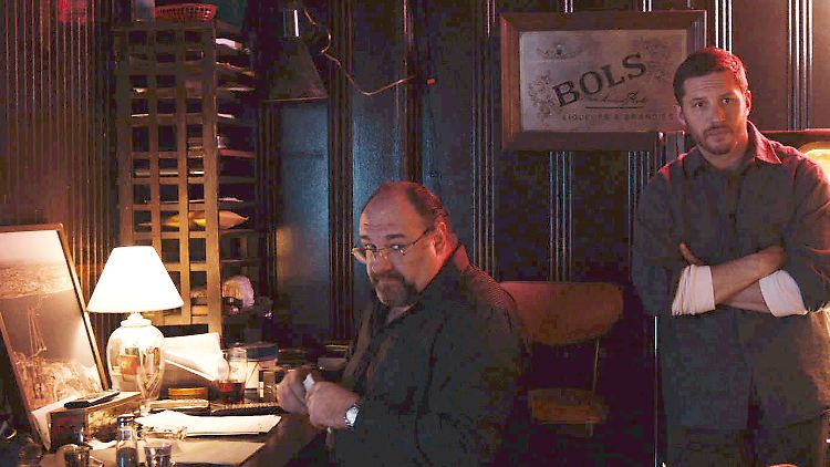 Die Barbetreiber Marv (James Gandolfini, l.) und Cousin Bob Saginowski (Tom Hardy) in "The Drop - Bargeld".