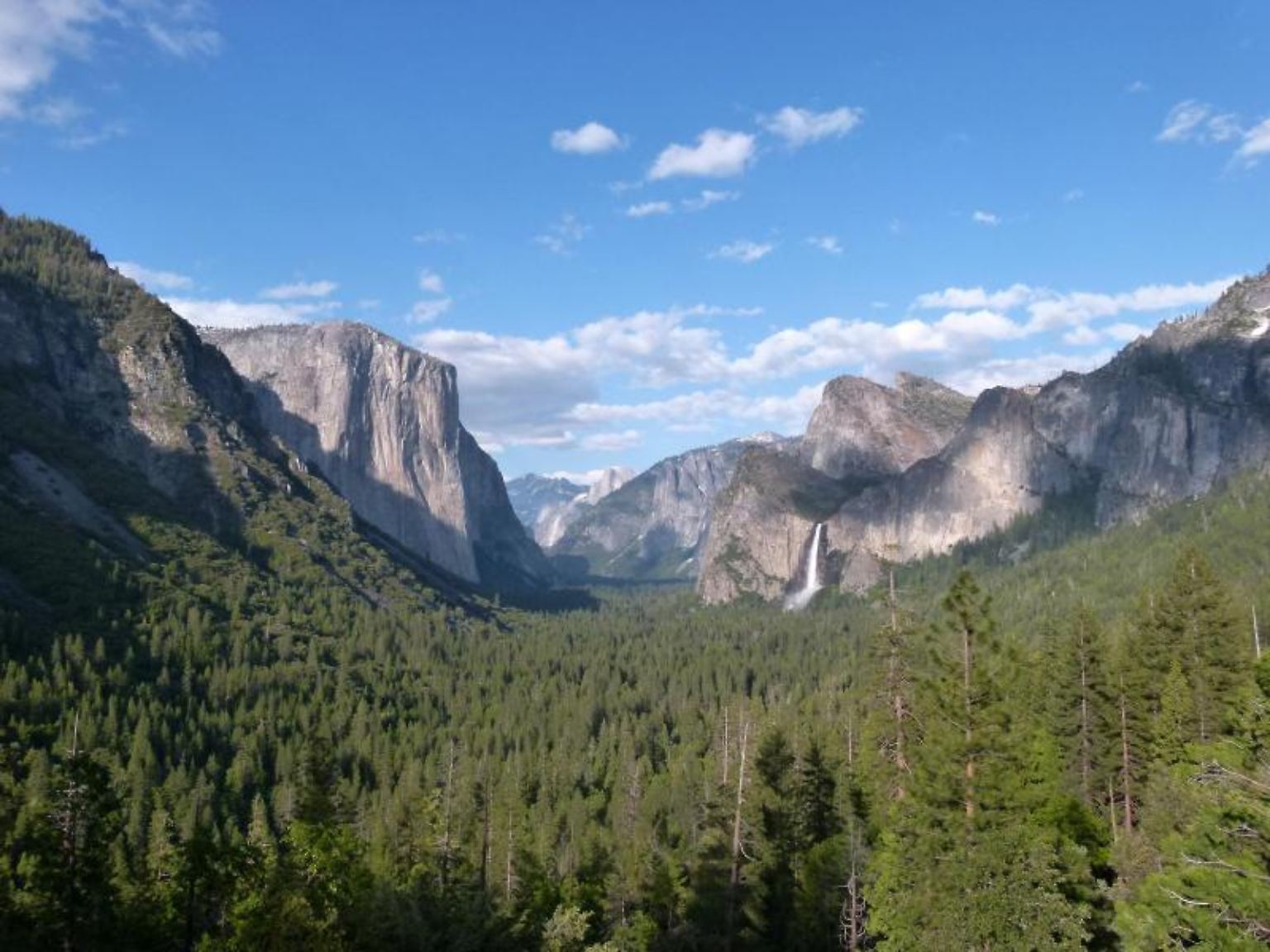 Der für seine steilen Granitwände und tosenden Wasserfälle bekannte Yosemite-Nationalpark im US-Bundesstaat Kalifornien ...