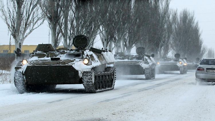 Nicht gekennzeichnete Panzer auf dem Weg von Luhansk nach Donezk: Im Ukraine-Konflikt gibt es neue Hoffnungen auf eine Waffenruhe mit Bestand.