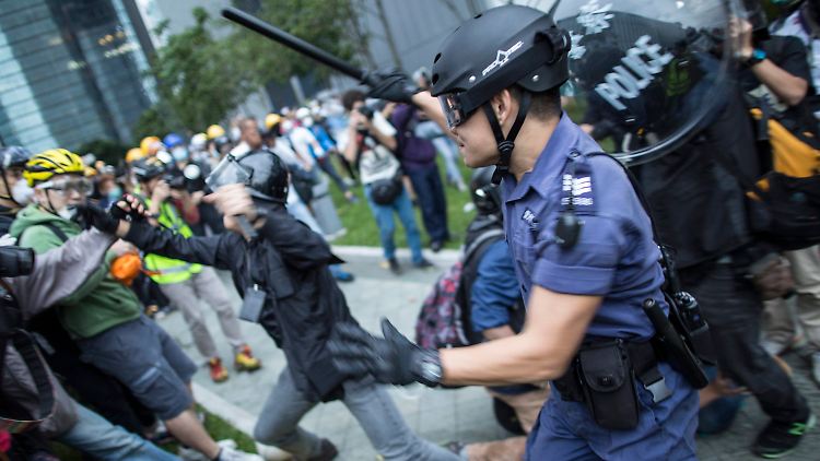 Die Polizei ging zuletzt mit Schlagstöcken und Pfefferspray gegen die Proteste vor.