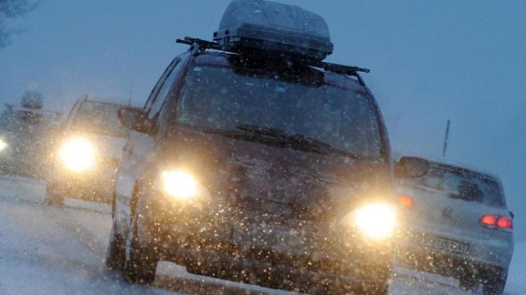 Wer im Winter Sprit sparen will, sollte sich frühzeitig um Reifen und Motor kümmern.