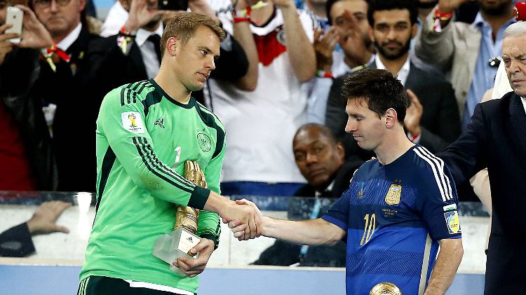 Glückwunsch: Rio de Janeiro, 13. Juli 2014 - Manuel Neuer gratuliert Lionel Messi, dem besten Spieler der WM.