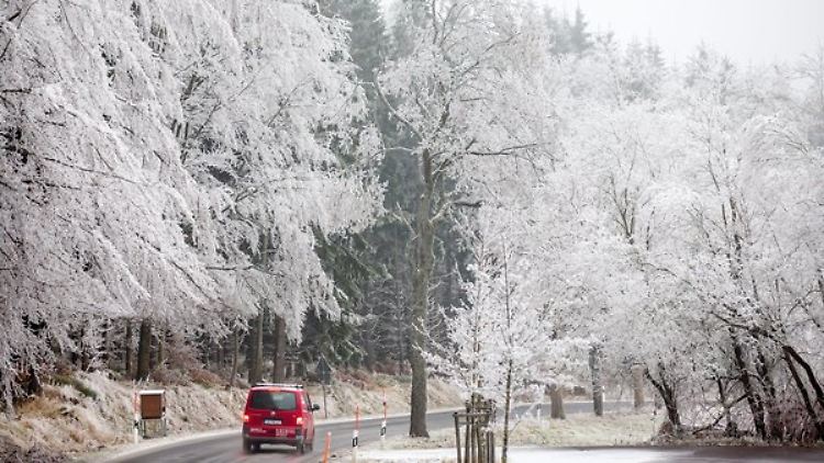 Bei Ilmenau kann der Winter noch verzücken - in Tschechien und Ungarn saßen Hunderte reisende fest.