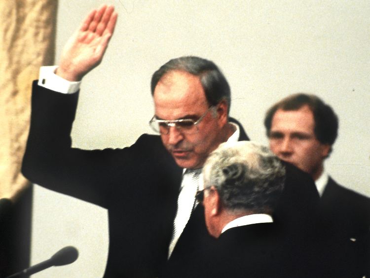 Am 4. Oktober 1982 legt Kohl den Amtseid ab. Er ist der sechste Bundeskanzler der Bundesrepublik Deutschland.