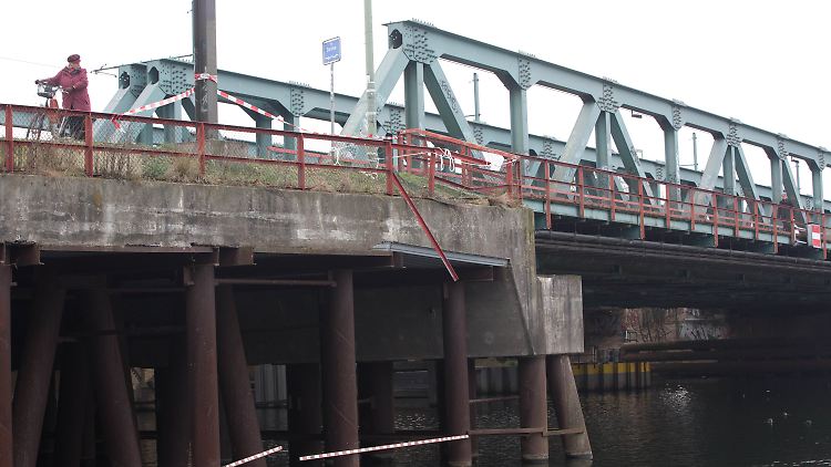 Von dieser Brücke in Berlin-Köpenick stürzte das Auto ins Wasser.