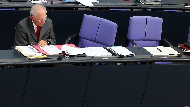 Finanzminister Schäuble hat seinen Platz in der ersten Reihe der Regierungsbank.