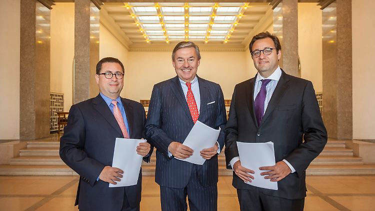 Francisco Perez Mackenna (li.), Geschäftsführer von Quinenco und Vorsitzender des Verwaltungsrats von CSAV, Michael Behrendt, Vorsitzender des Vorstands von Hapag-Lloyd (M.), und Oscar Hasbun, Geschäftsführer von CSAV nach der beschlossenen Fusion.