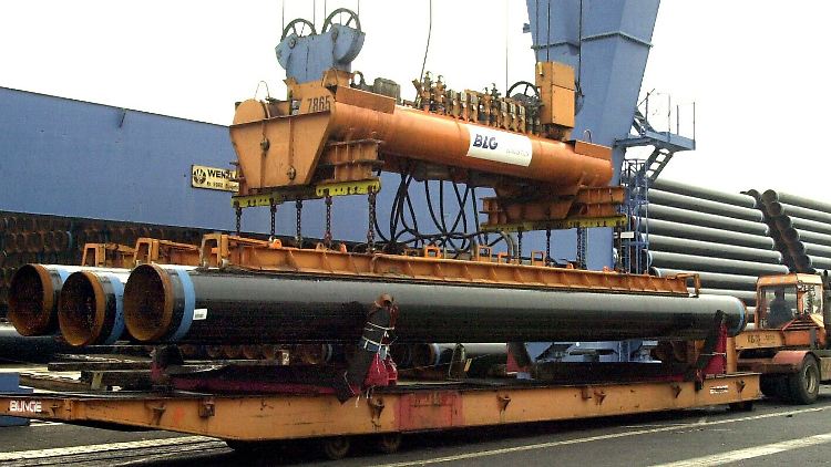 Rohre der Salzgitter AG werden im Hafen von Bremen verladen.