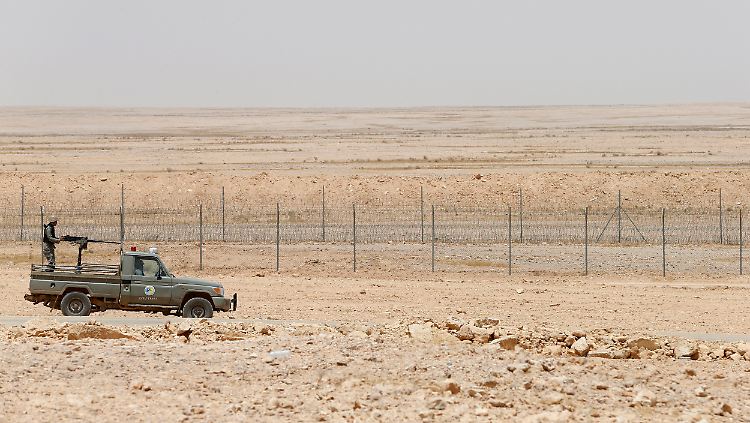 Staub und Stacheldraht in unwirtlichen Weiten: Im Norden Saudi-Arabienns patroullieren derzeit nur motorisierte Einheiten an der Grenze zum Irak.