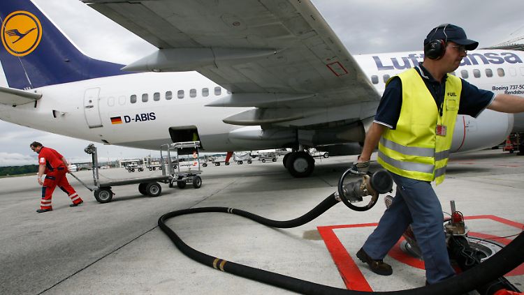 Gar nicht mehr so teuer, das Tanken. Niedrige Kerosin-Rechnungen lassen die Lufthansa frohlocken.
