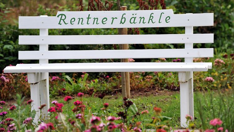 Die Rente mit 63 gilt nur für Personen, die bis einschließlich 1952 geboren sind. Für die Geburtsjahrgänge 1953 bis 1963 soll das Renteneintrittsalter schrittweise auf das 65. Lebensjahr angehoben werden.