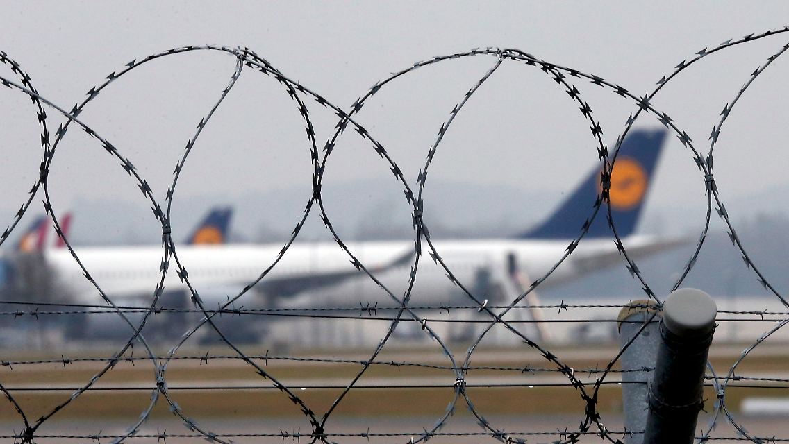 2014-12-02T141220Z_1575750794_LR1EAC213GAJV_RTRMADP_3_LUFTHANSA-UNIONS-CANCELLATION.JPG1316177960726246560.jpg