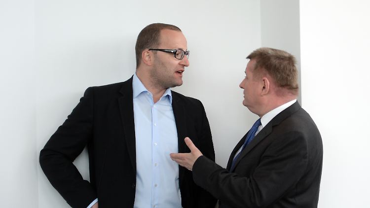 Jens Spahn betont, er trete nicht gegen Gesundheitsminister Hermann Gröhe (r.) an. Allerdings kommen beiden aus Nordrhein-Westfalen - und die Regionalquote ist in jeder Partei wichtig.