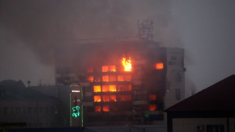 Das Verlagshaus steht nach dem Angriff in Flammen.