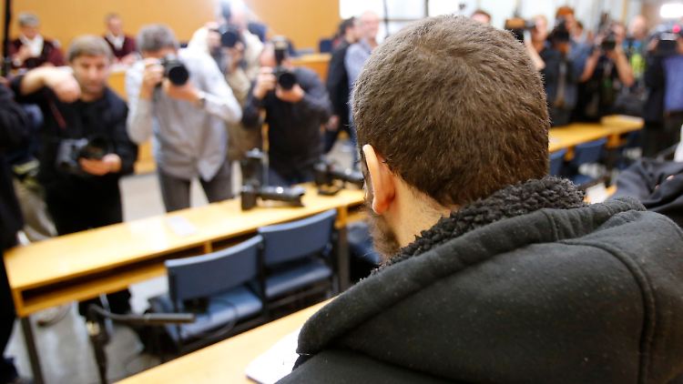 Ist er ein "Schläfer" oder einfach ein fehlgeleiteter Jugendlicher, der auf die Terrormiliz IS reinfiel? Kreshnik B. vor Gericht.