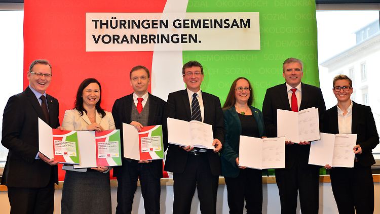 Bodo Ramelow (Linke), Anja Siegesmund (Grüne), Matthias Hey (SPD), Dieter Lauinger (Grüne), Stephanie Erben (Grüne), Andreas Bausewein (SPD) und Susanne Hennig-Wellsow (Linke) präsentieren ihren Koalitionsvertrag (von links nach rechts).