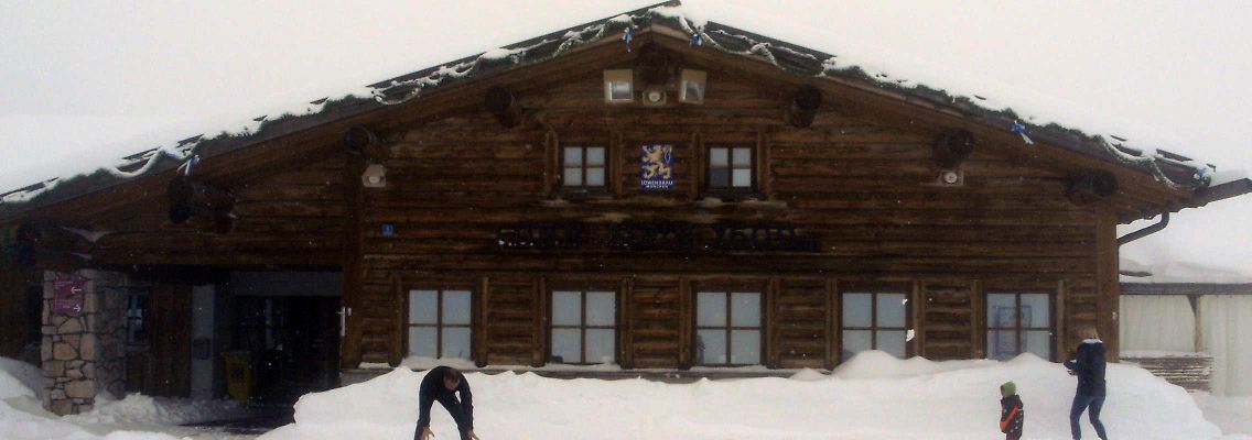Schneeballschlacht statt Sonnenbad: Neuschnee auf der Zugspitze bei Garmisch-Partenkirchen. (Bild vom 31. August)