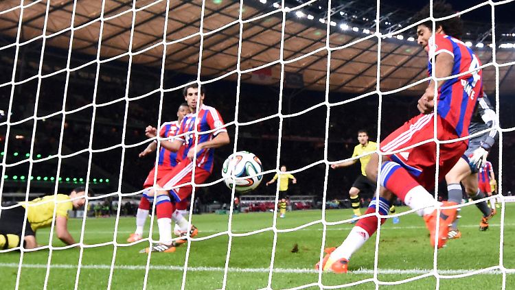 Pokalfinale, FC Bayern gegen Dortmund: Der Kopfball von Mats Hummles war drin - zählte aber nicht. 