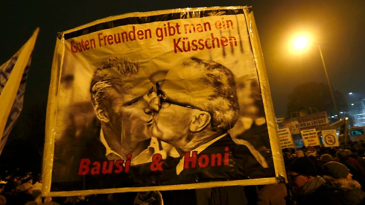 SPD-Landeschef Andreas Bausewein auf einer Fotomontage beim Bruderkuss mit Erich Honecker - so sehen einige Erfurter am Vorabend der Ministerpräsidentenwahl "den Verrat durch die Sozialdemokraten".