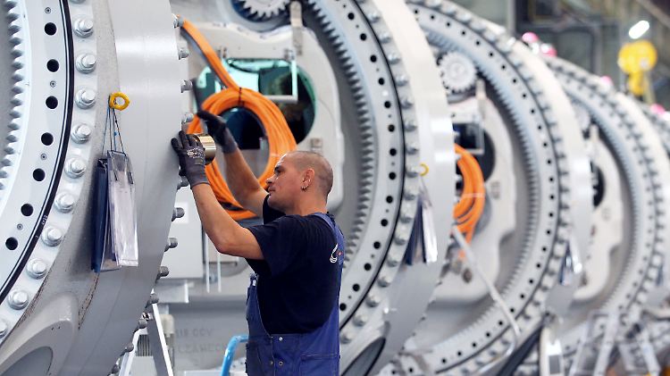 Ein Monteur arbeitet an Naben für Windkraftanlagen.