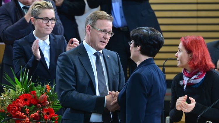 Christine Lieberknecht (r) gratuliert ihrem Amtsnachfolger Bodo Ramelow.
