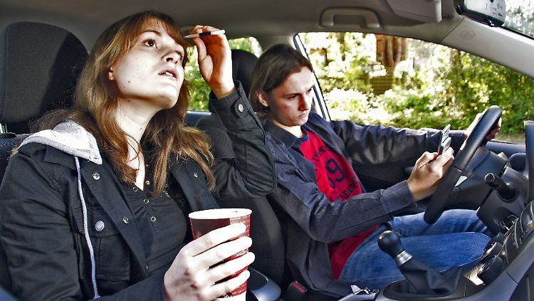 Selbst ans Telefon gehen, ist verboten. Aber vielleicht kann ja der Beifahrer das Gespräch annehmen.