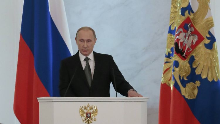 Vor dem Parlament teilte Russlands Präsident Putin kräftig aus in Richtung Westen.